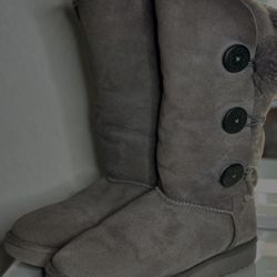 UGG Bailey Button Triplet - Size 9