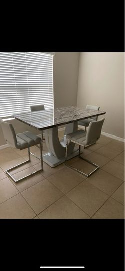 Dinning room table