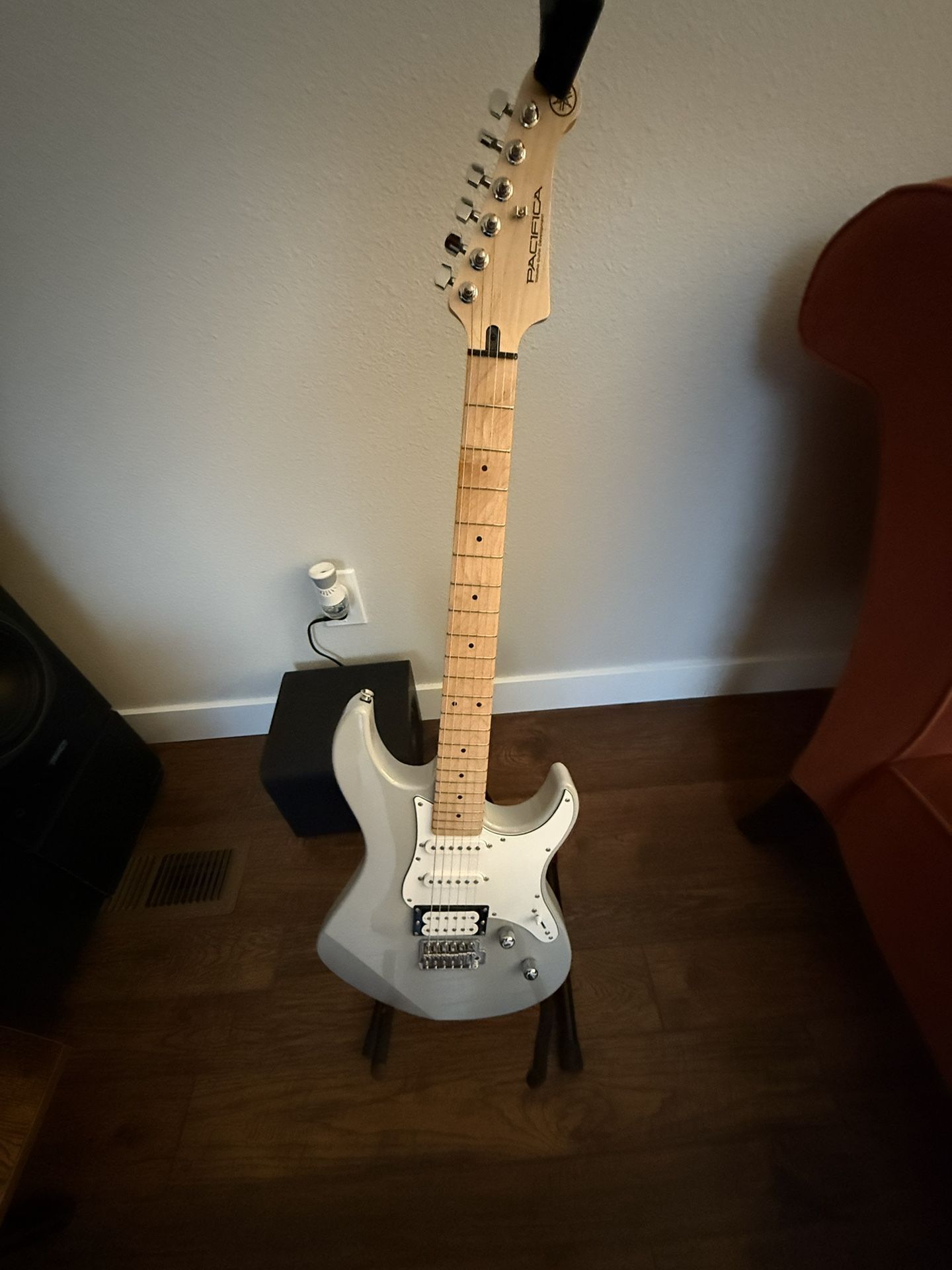 Yamaha Pacifica 112VM Electric Guitar With Fender Mustang LT25 Amp