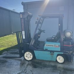 Komatsu FG25ST-11 Forklift | 5,000lb Capacity, 3-Stage Mast, Side Shift, LPG