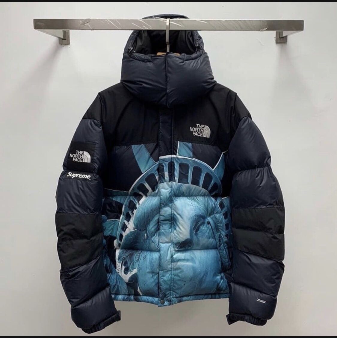 NORTHFACE SUPREME  BLACK STATUE OF LIBERTY JACKET SIZE LARGE