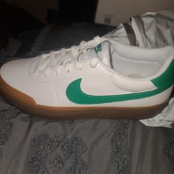 NIKE COURT SHOT BRAND NEW (MENS 11.0)