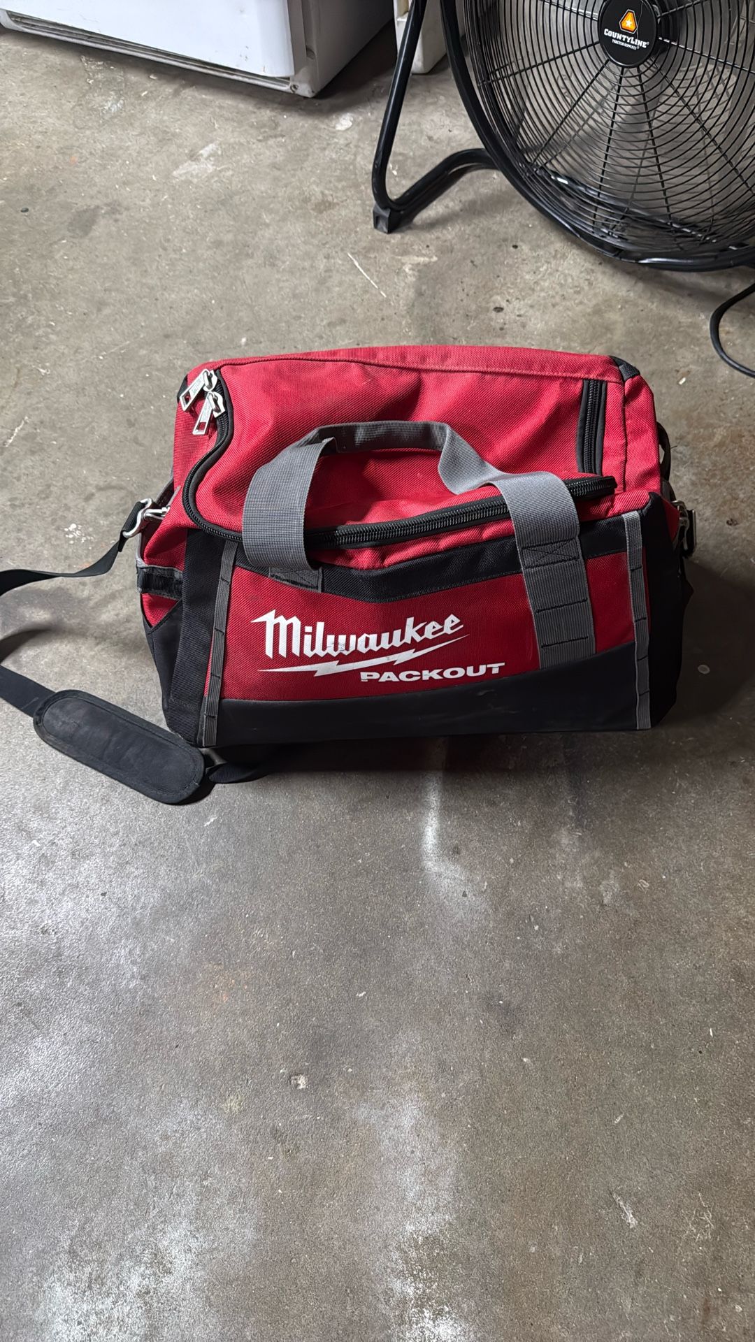 Milwaukee 48-22-8322 PACKOUT 20" Tool Bag, Impact-Resistant Base,1680D Ballistic
