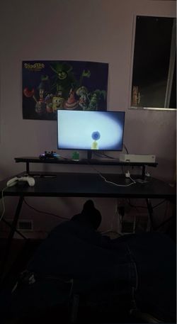 Bundle 75hz and 120 hz monitor and desk need gone asap