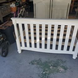 Full Size Broyhill Bed And Dresser  Great Condition 