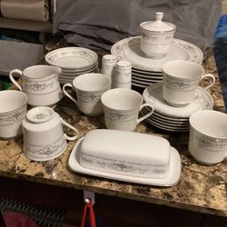 Fine Porcelain China Diana Japan Serving For 6 + Tea Set