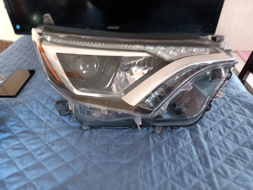 16-18 Toyota RAV4 Headlight Assembly