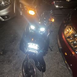 150 Cc GAS MOPED NEW 