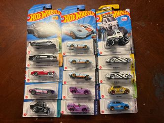Hot wheels Treasure Hunt lot with Track