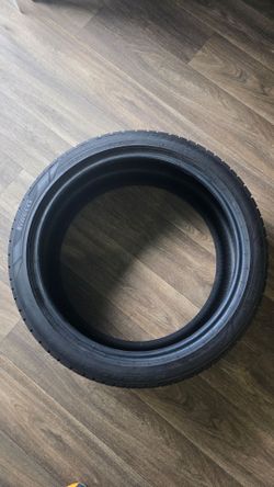 Pirelli tire 245/40R20 llanta neumático.