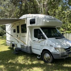 2007 Winnebago Itasca Navion RV with generator