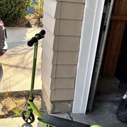 E90 Razor Scooter