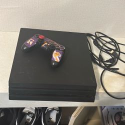 PS4 Come With Controller In Cords 