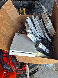 Nintendo Wii with 2 🎮, 12 games all cords etc.