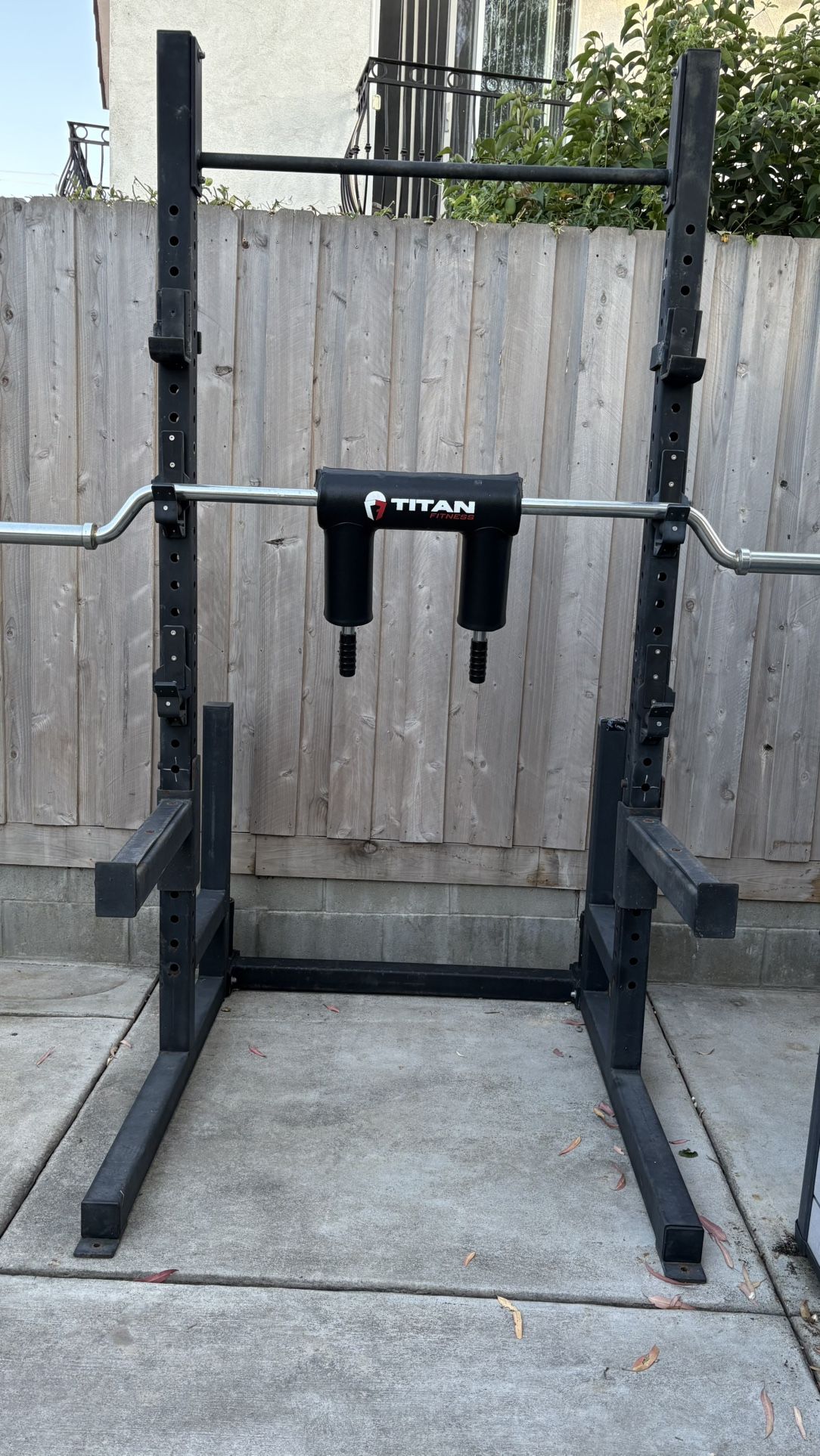 ETE Squat Rack, Titan Squat Bar, Iron Grip 25 lbs Plates