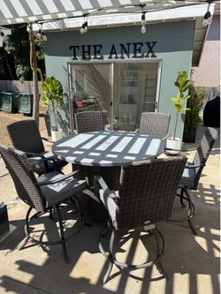 Outdoor Dining Table/Chairs with Firepit