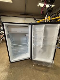 Magic Chef Mini Fridge (Like New!)