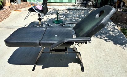 Tattooing chair