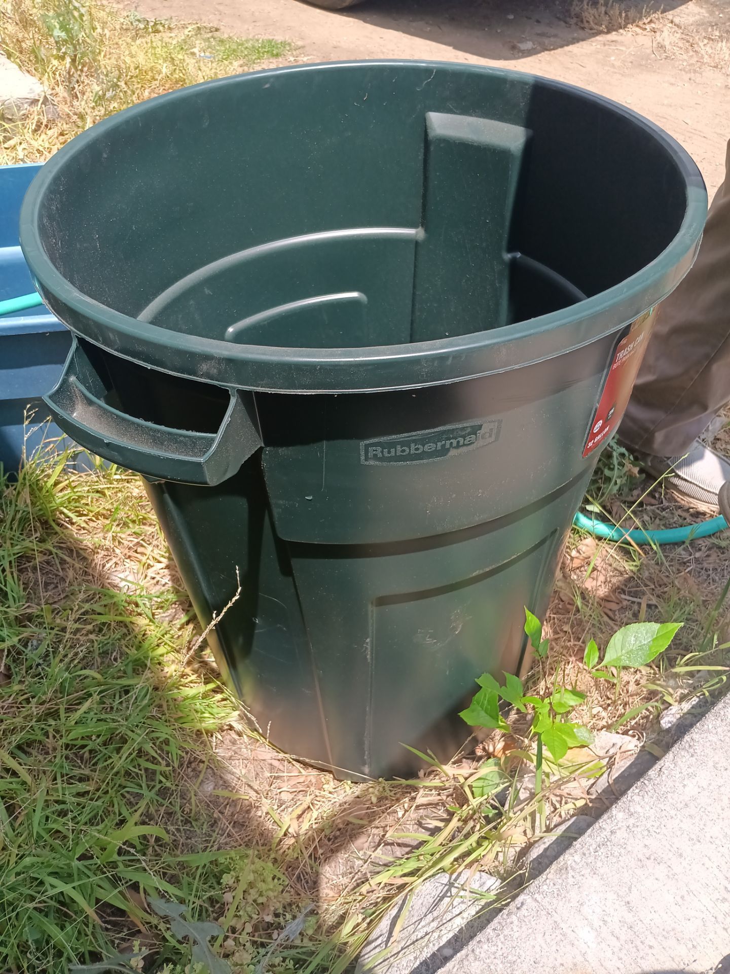 32 Gallon Trash Can Rubbermaid Green, no lid