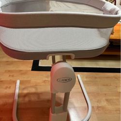  Graco Bedside Bassinet Deluxe with Calming Motion.