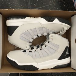 New Jordan Max Aura Men Size 11.5