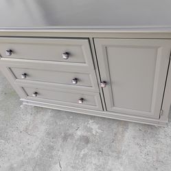 Dresser grey