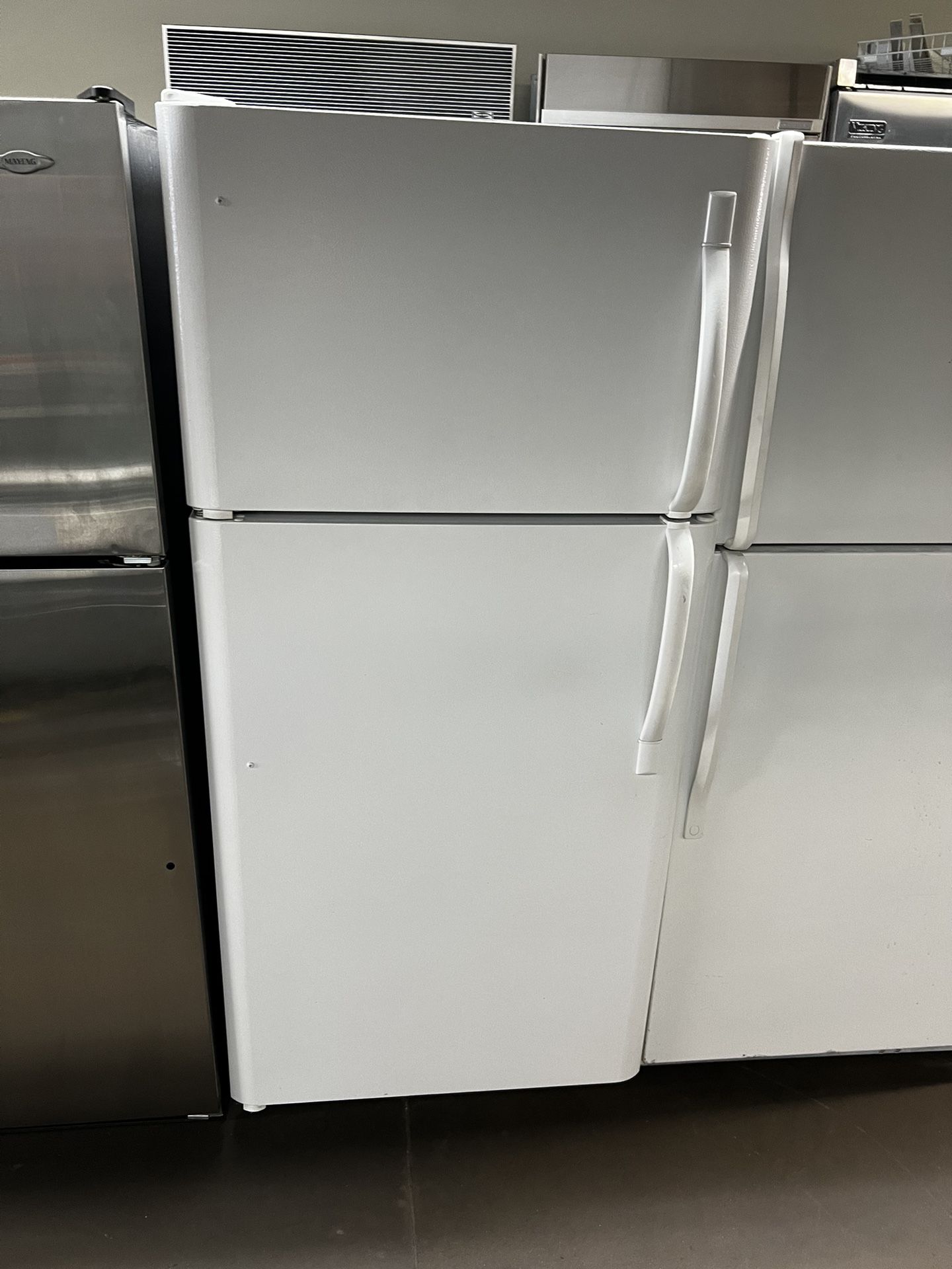 Frigidaire Top Freezer Refrigerator Apartment Size 18 Cu Ft 