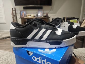 Men Adidas Tennis Shoes