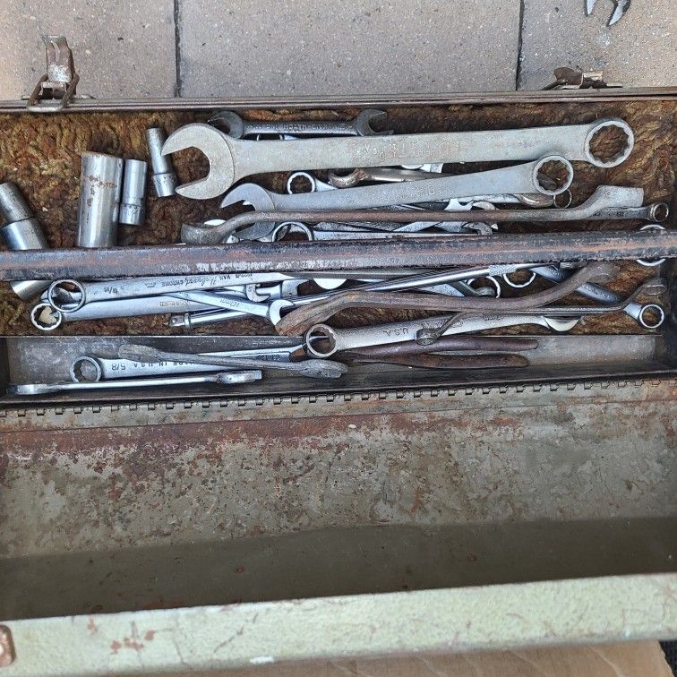 VINTAGE TOOL LOT WITH PARK AND SK TOOL BOX 60$Obo