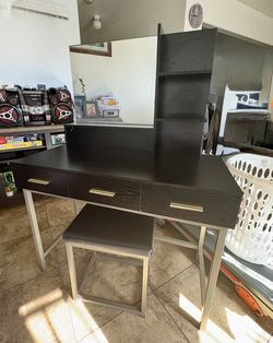 Black Vanity With Mirror And Gold Medal With Seat