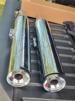 Harley Davidson Muffler 2021 Softail. No more than 50 miles on them. My husband bought different ones!