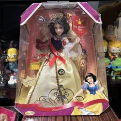 Disney Princess Snow White Coronation Day Porcelain Doll Keepsake Brass Key