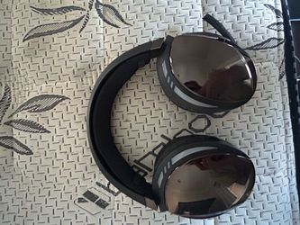 Ps5 gaming headset with cord in like new condition