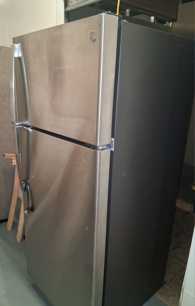 NEW CONDITION GE REFRIGERATOR