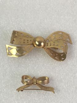 2 BROOCH LOT 😍😍GOLD TONE