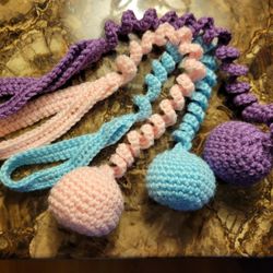 Crochet pet bouncy toy with soft sounding jingle bells