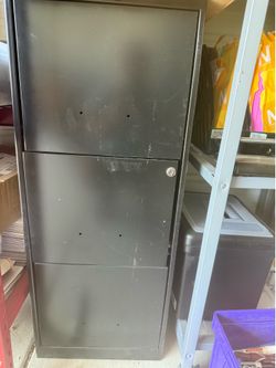 File cabinet with 3 drawers and key