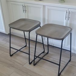 2 Sturdy Backless Counter Height Stools. Wide Seat!

Dimension details are on the last photo.

$95 Set of  2