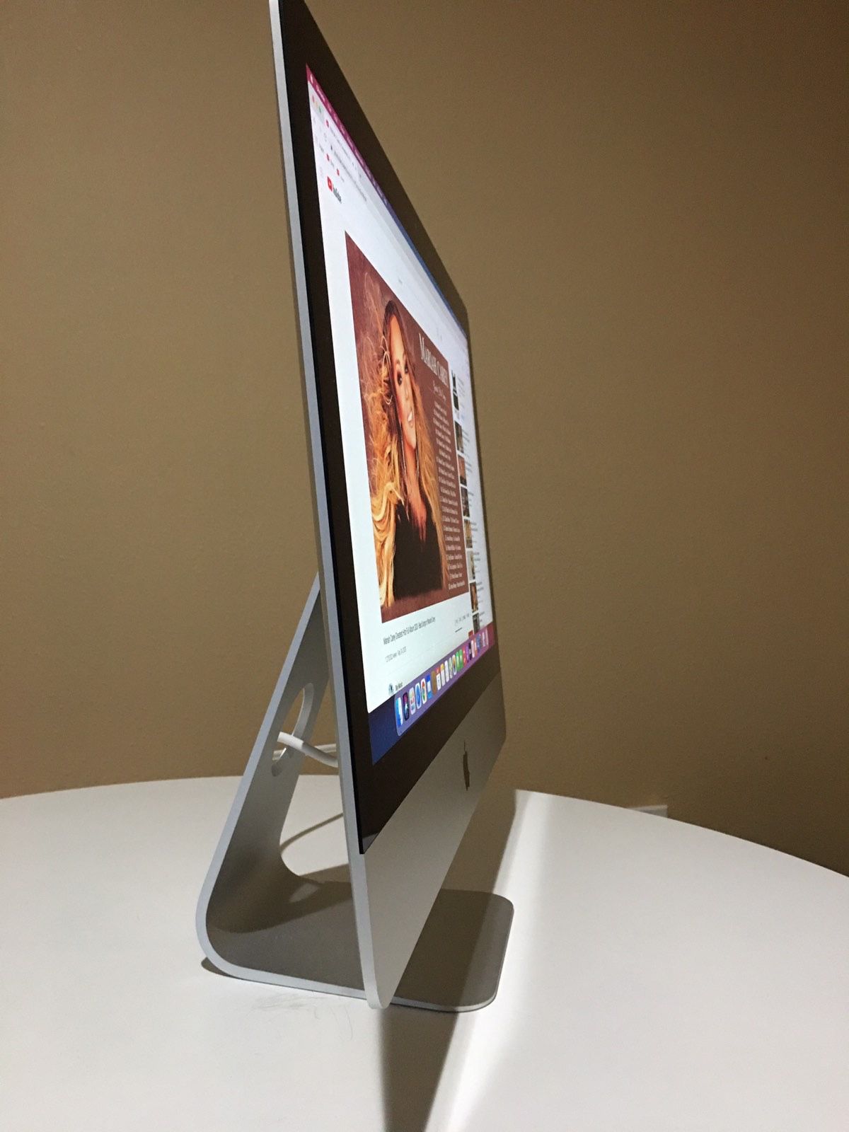 Apple iMac All-in-One Computer - 21.5 inch