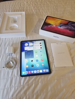 iPad Pro 11" (2nd Gen) 256GB + Magic Keyboard + Stylus Pen