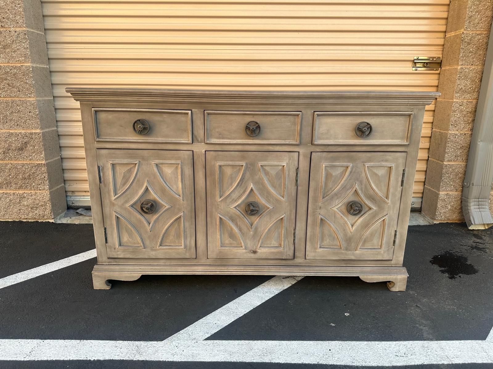 Coast to coast grey finish sideboard cabinet with 3 drawers and 3 doors w/shelves/hermoso mueble De Madera