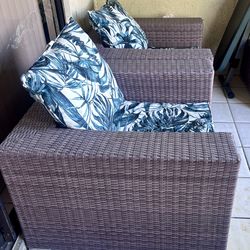 2 out door/screen room chairs and table