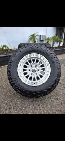 17" KMC w/ 32" Kumho RT tires
