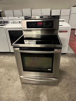 LG electric stove in good condition everything works and very clean