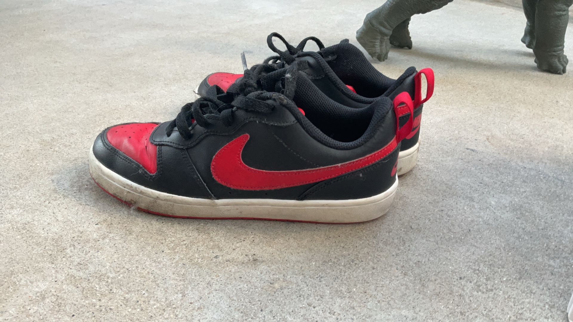 Red and black NIKE Shoes👟