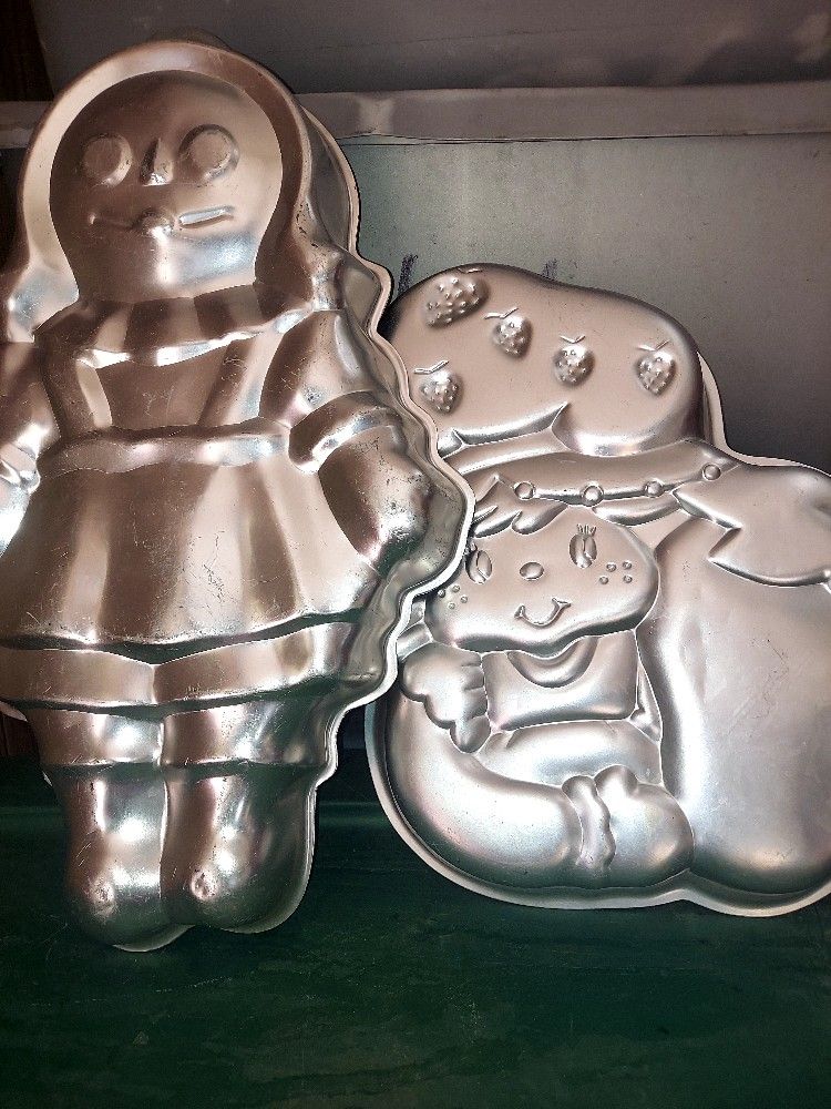 2 CAKE PANS STRAWBERRY SHORTCAKE AND RAGADY ANN. BOTH FOR $10.00