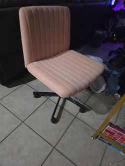 Pink wide desk chair $20
