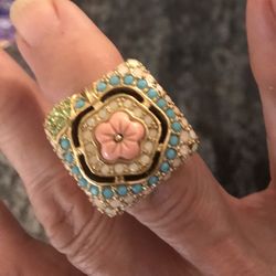 Gorgeous Unique Ring Set In Gold Tone
