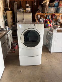 Kenmore electric dryer in very good working condition.30 day warranty. Ablo espanol.