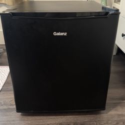 Galanz 1.7 Cu ft Single Door Mini Fridge GL17BK, Black